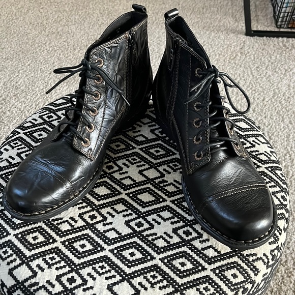 Clark’s Black Ankle Boots - Picture 1 of 8